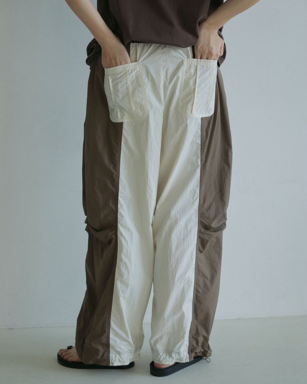 Bicolor Parachute Pants anuke 36 ブラウン　新品 ànuke online store（アンヌーク） / Bicolor Parachute