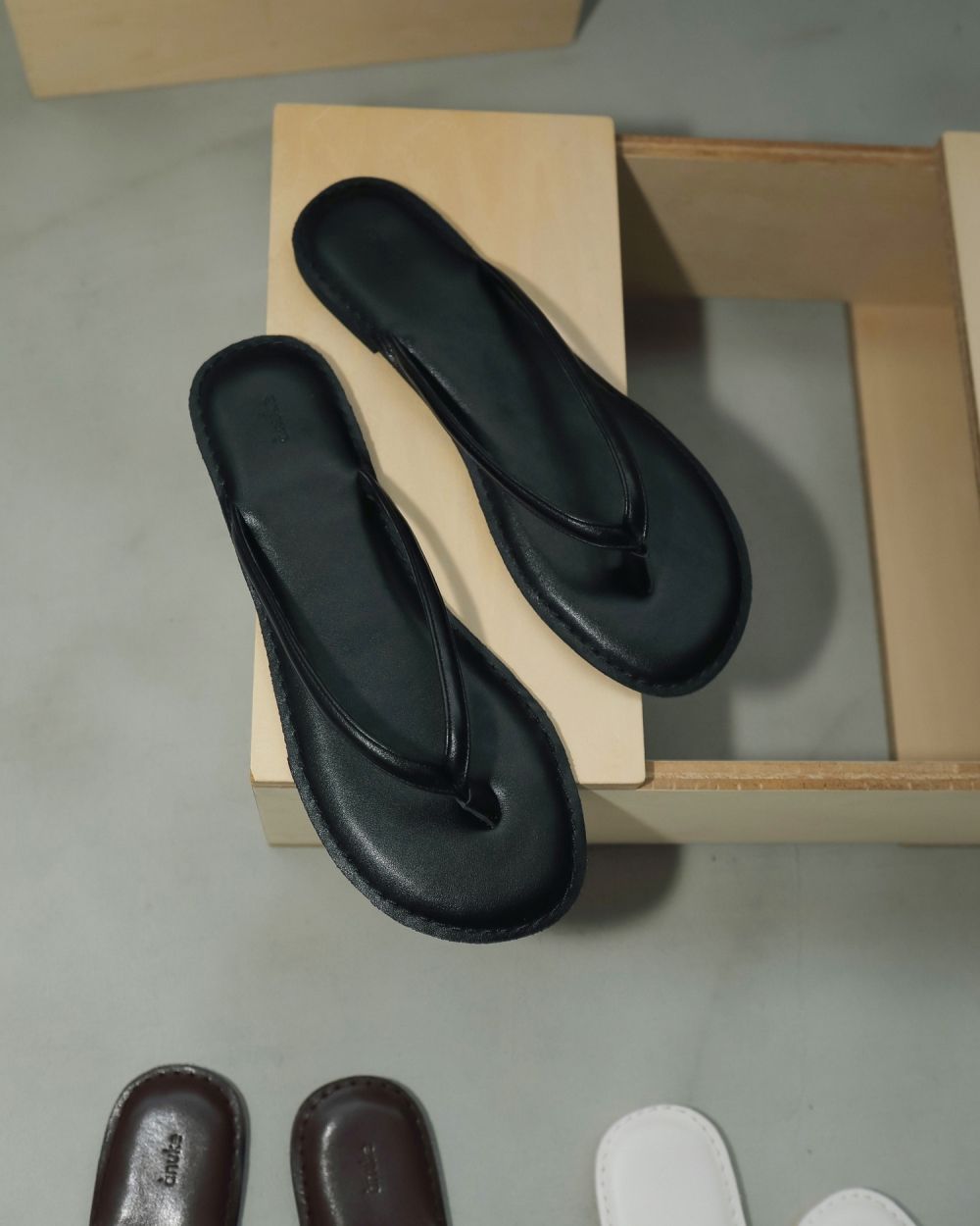 【新品】anuke Ecoleather Tong Sandals IVR ànuke online store（アンヌーク） / Ecoleather Tong