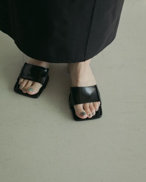 美品　アンヌーク スクエア エコレザーサンダル クリーム 　今週のみ価格 美品 アンヌーク スクエア エコレザーサンダル クリーム - メルカリ