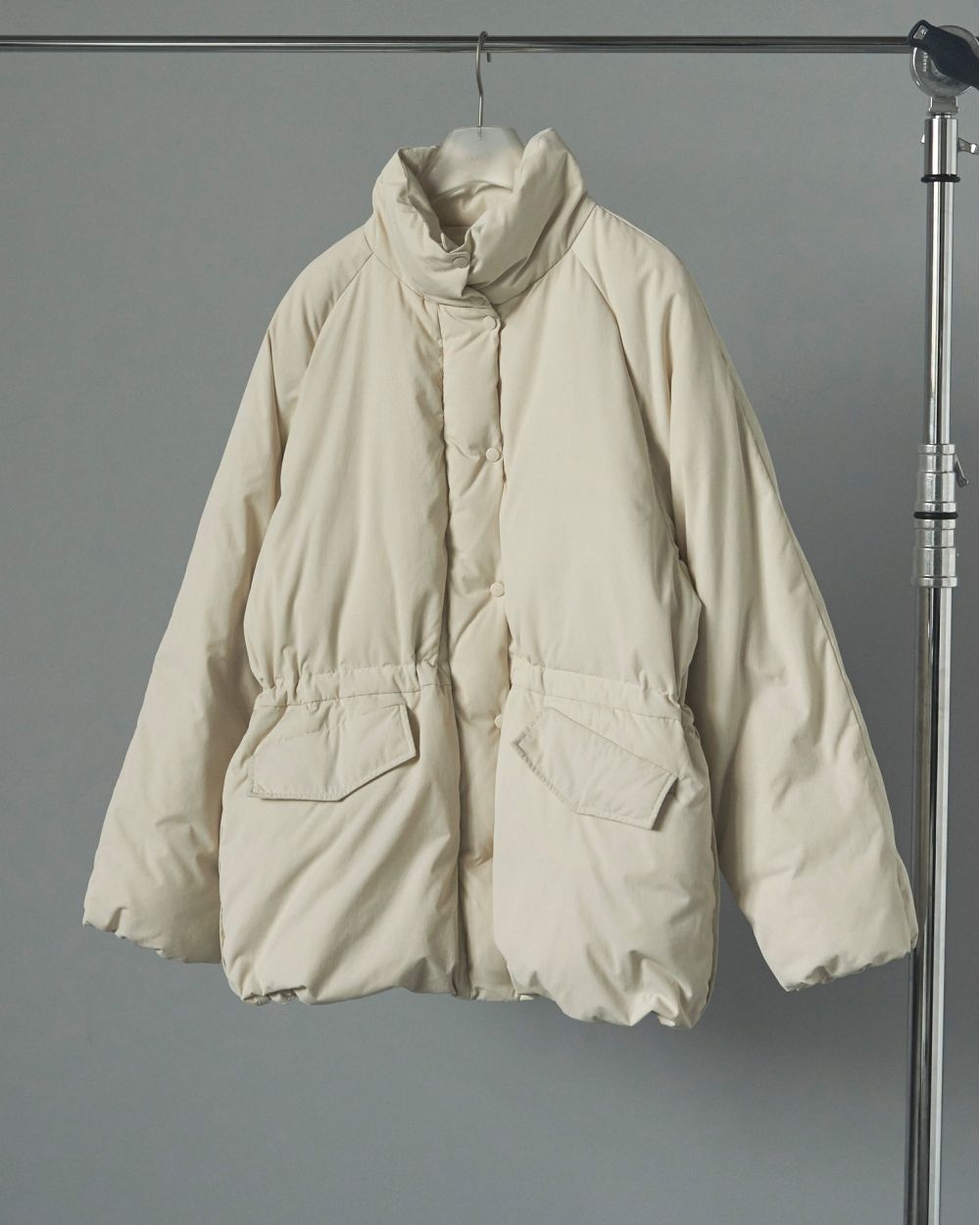 Standcollar Down Coat Standcollar Down Coat,スタンドカラーダウンコート,62520004,アウター,コート,ダウンコート,ミドル丈,中綿,ànuke,アンヌーク,lifes,ライフズ,25aw