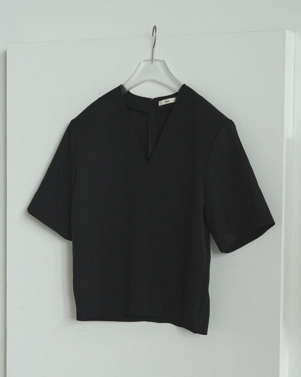 ànuke online store（アンヌーク） / Powershoulder Vneck