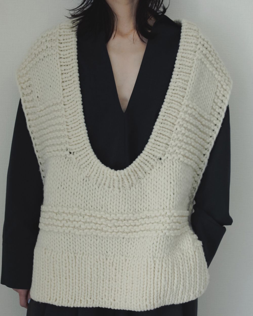 Uneck Handknit Vest Uneck Handknit Vest,ユーネックハンドニットベスト,62510903,ニット,ニットベスト,オーバーベスト,Uネック,ウール,ànuke,アンヌーク,lifes,ライフズ,25aw