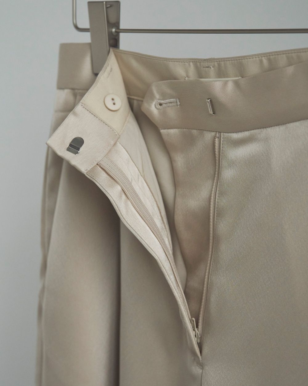 Satin Tuck Pants Satin Tuck Pants,サテンタックパンツ,62520713,パンツ,ボトム,タックワイドパンツ,ànuke,アンヌーク,lifes,ライフズ,25aw