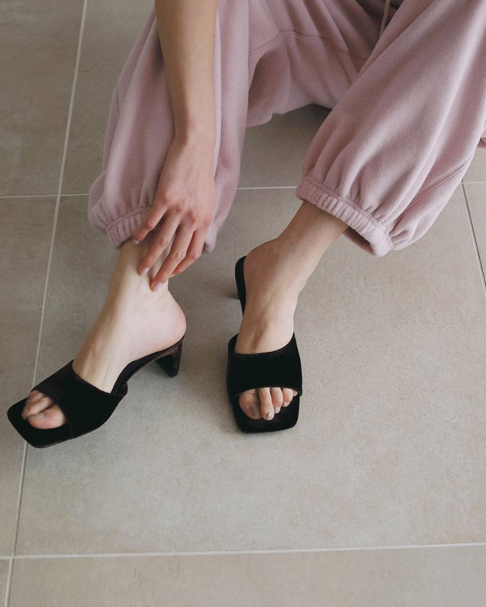 Squaretoe Velour Mule Squaretoe Velour Mule,スクエアトゥ ベロア ミュール,62611027,靴,サンダル,シューズ,ミュール,ベロア素材,ミュールサンダル,ànuke,アンヌーク,lifes,ライフズ,26ss,26fall,26aw