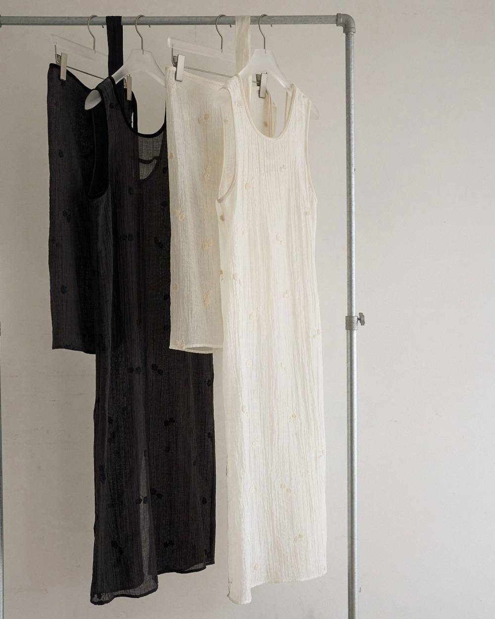 Embroidery Sleeveless Onepiece Embroidery Sleeveless Onepiece,エンブロイダリー スリーブレス ワンピース,62620306,ワンピース,ワンピ,ドレス,シアー素材,ノースリーブワンピース,ànuke,アンヌーク,lifes,ライフズ,26ss,26fall,26aw