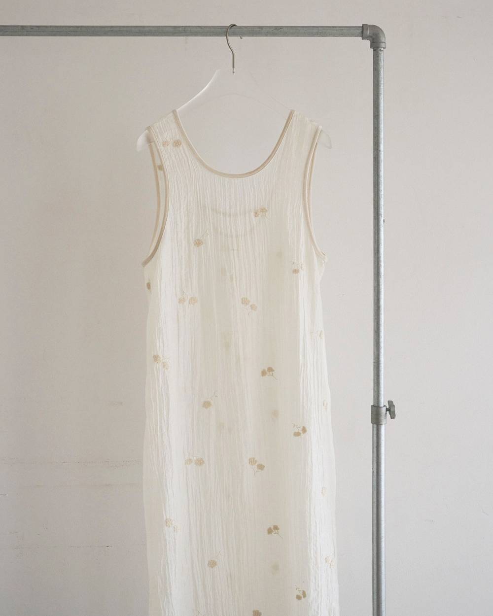 Embroidery Sleeveless Onepiece Embroidery Sleeveless Onepiece,エンブロイダリー スリーブレス ワンピース,62620306,ワンピース,ワンピ,ドレス,シアー素材,ノースリーブワンピース,ànuke,アンヌーク,lifes,ライフズ,26ss,26fall,26aw