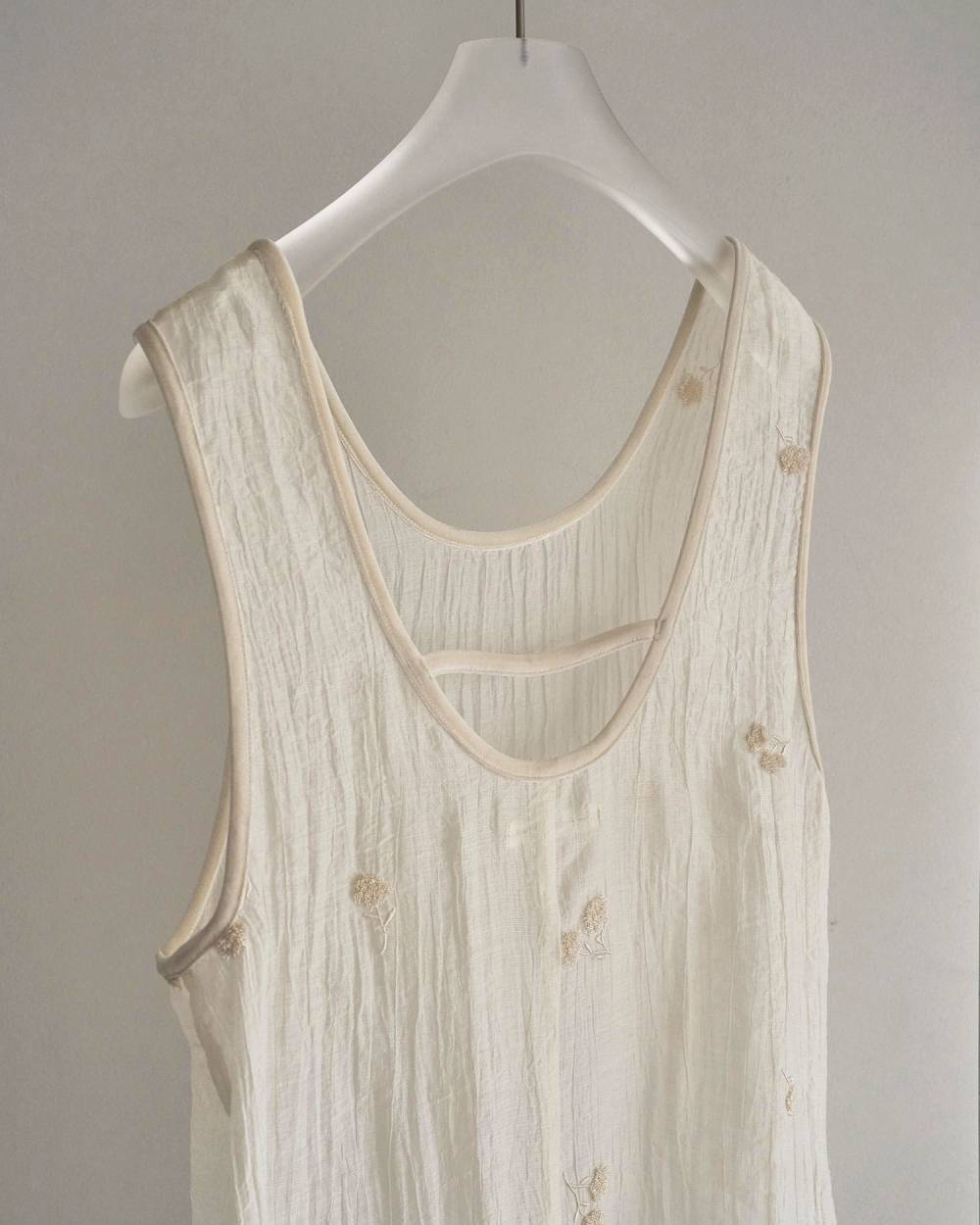 Embroidery Sleeveless Onepiece Embroidery Sleeveless Onepiece,エンブロイダリー スリーブレス ワンピース,62620306,ワンピース,ワンピ,ドレス,シアー素材,ノースリーブワンピース,ànuke,アンヌーク,lifes,ライフズ,26ss,26fall,26aw