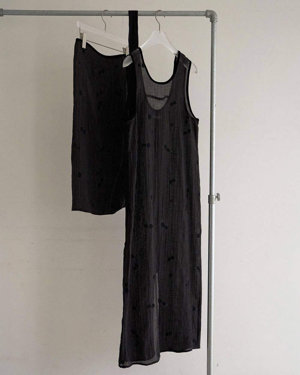 Embroidery Sleeveless Onepiece Embroidery Sleeveless Onepiece,エンブロイダリー スリーブレス ワンピース,62620306,ワンピース,ワンピ,ドレス,シアー素材,ノースリーブワンピース,ànuke,アンヌーク,lifes,ライフズ,26ss,26fall,26aw