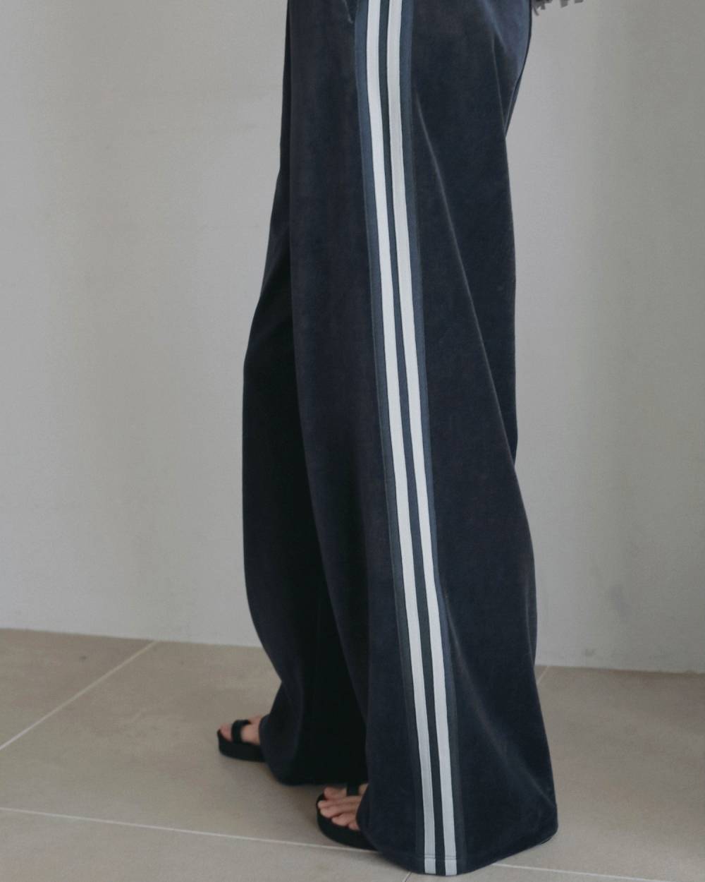 Velour Track Pants Velour Track Pants,ベロア トラック パンツ,62620704,ボトム,パンツ,ワイドパンツ,ànuke,アンヌーク,lifes,ライフズ,26ss,26fall,26aw