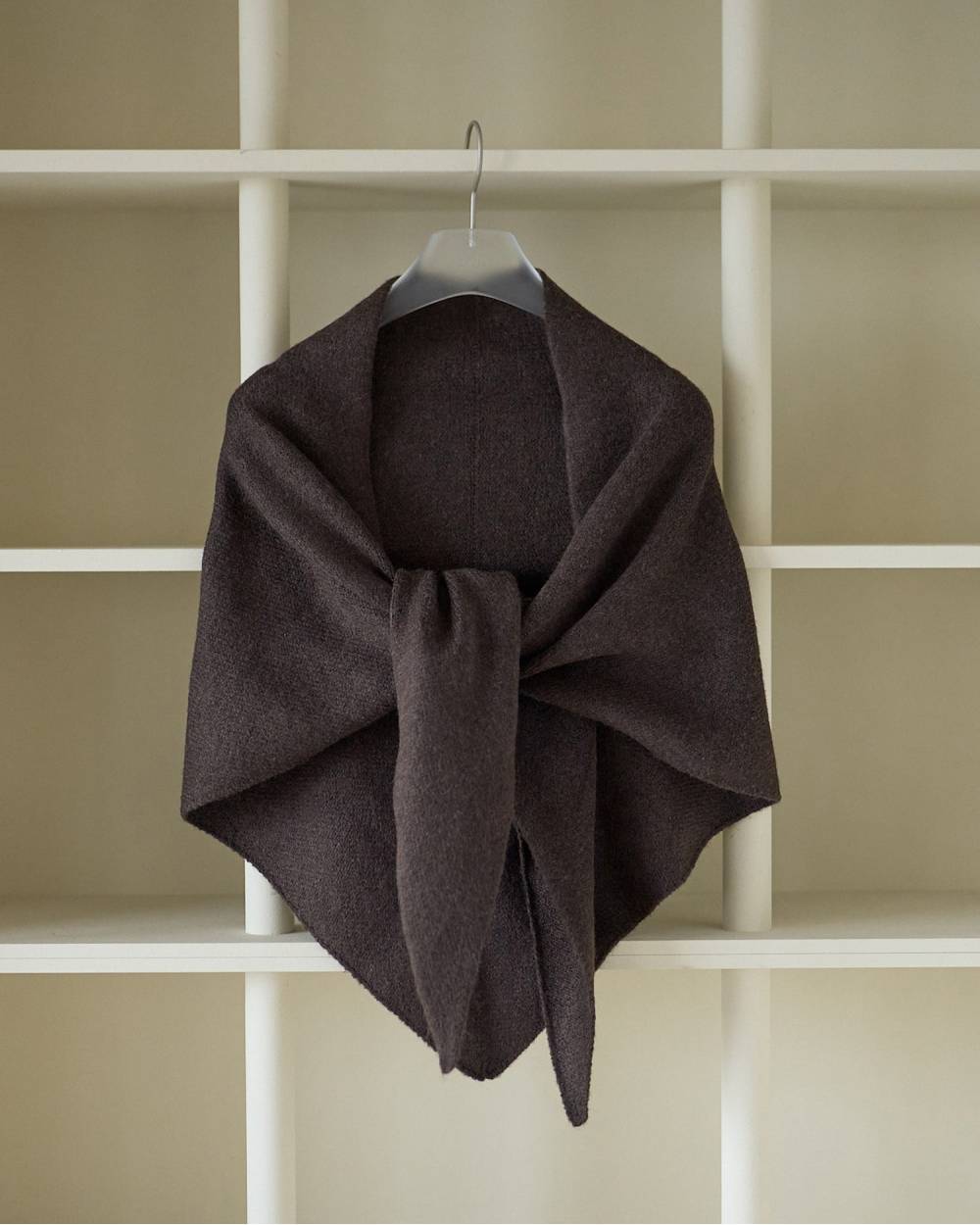 Knit Triangle Scarf Knit Triangle Scarf,ニット トライアングル スカーフ,62621013,スカーフ,ニットスカーフ,ànuke,アンヌーク,lifes,ライフズ,26ss,26fall,26aw