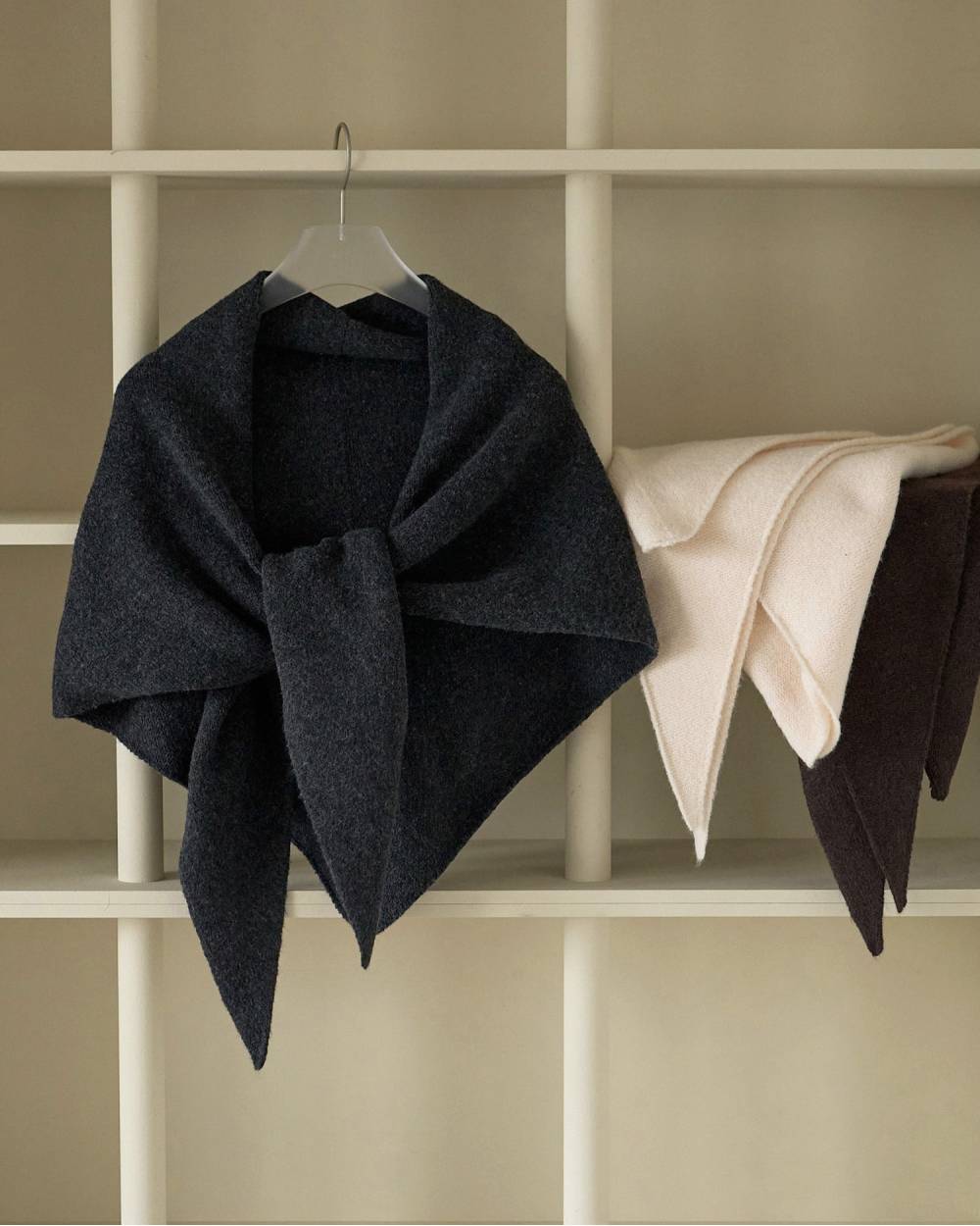 Knit Triangle Scarf Knit Triangle Scarf,ニット トライアングル スカーフ,62621013,スカーフ,ニットスカーフ,ànuke,アンヌーク,lifes,ライフズ,26ss,26fall,26aw