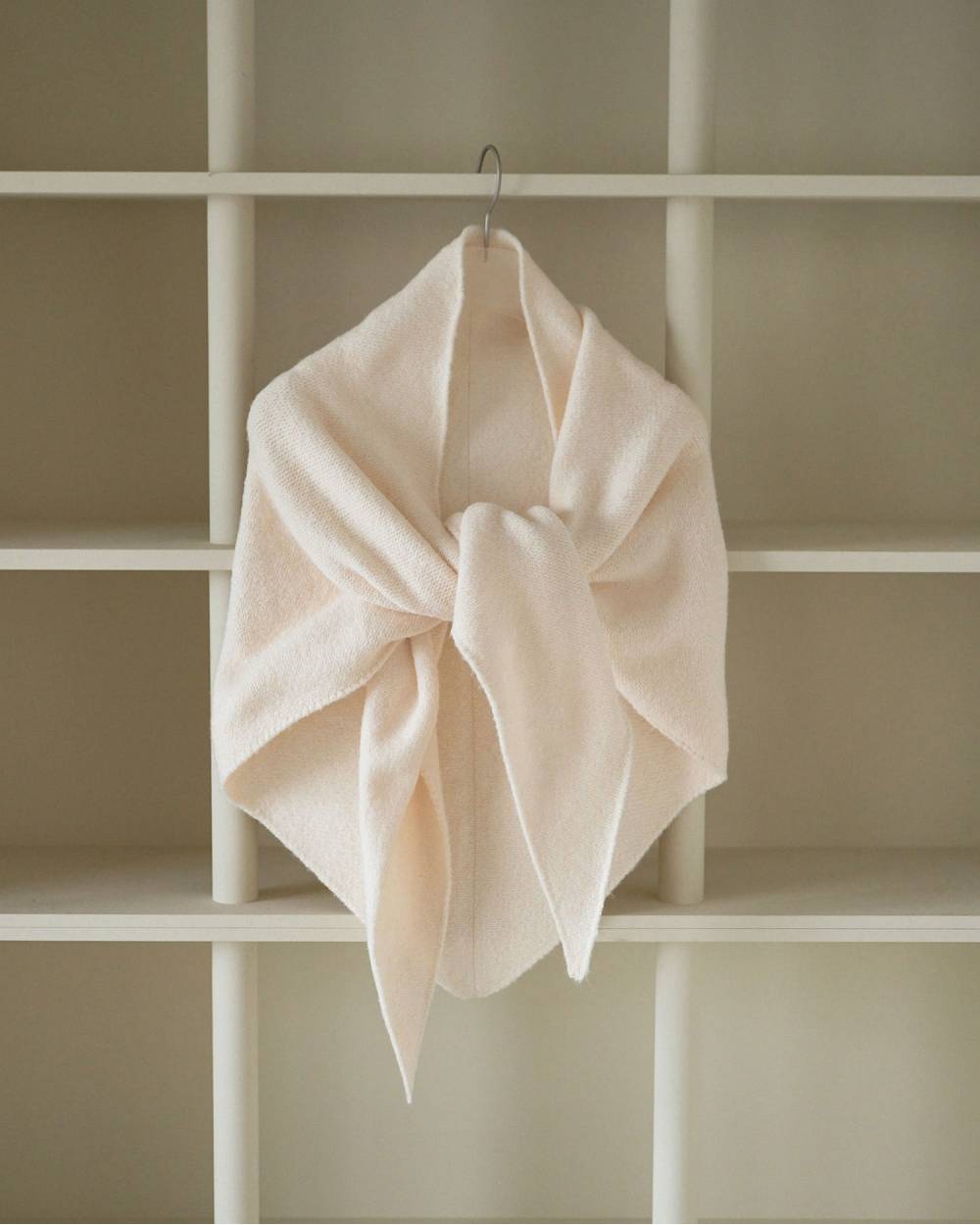 Knit Triangle Scarf Knit Triangle Scarf,ニット トライアングル スカーフ,62621013,スカーフ,ニットスカーフ,ànuke,アンヌーク,lifes,ライフズ,26ss,26fall,26aw